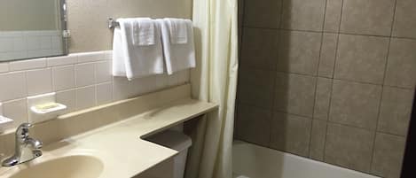 Chambre | Salle de bain | Baignoire, articles de toilette gratuits, serviettes fournies