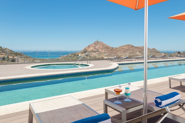 Alberca al aire libre y sombrillas en la alberca