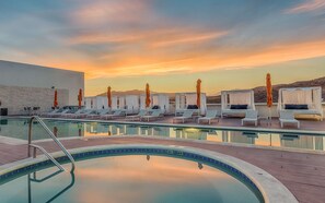 Outdoor pool, open 8:00 AM to 10:00 AM, pool umbrellas - Hampton Inn & Suites by Hilton Los Cabos (San José del Cabo)