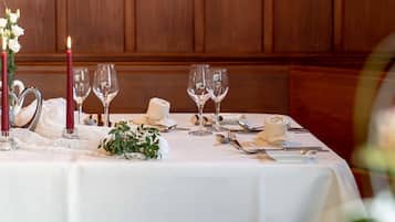 Melayani makan siang dan makan malam dengan sajian masakan Jerman