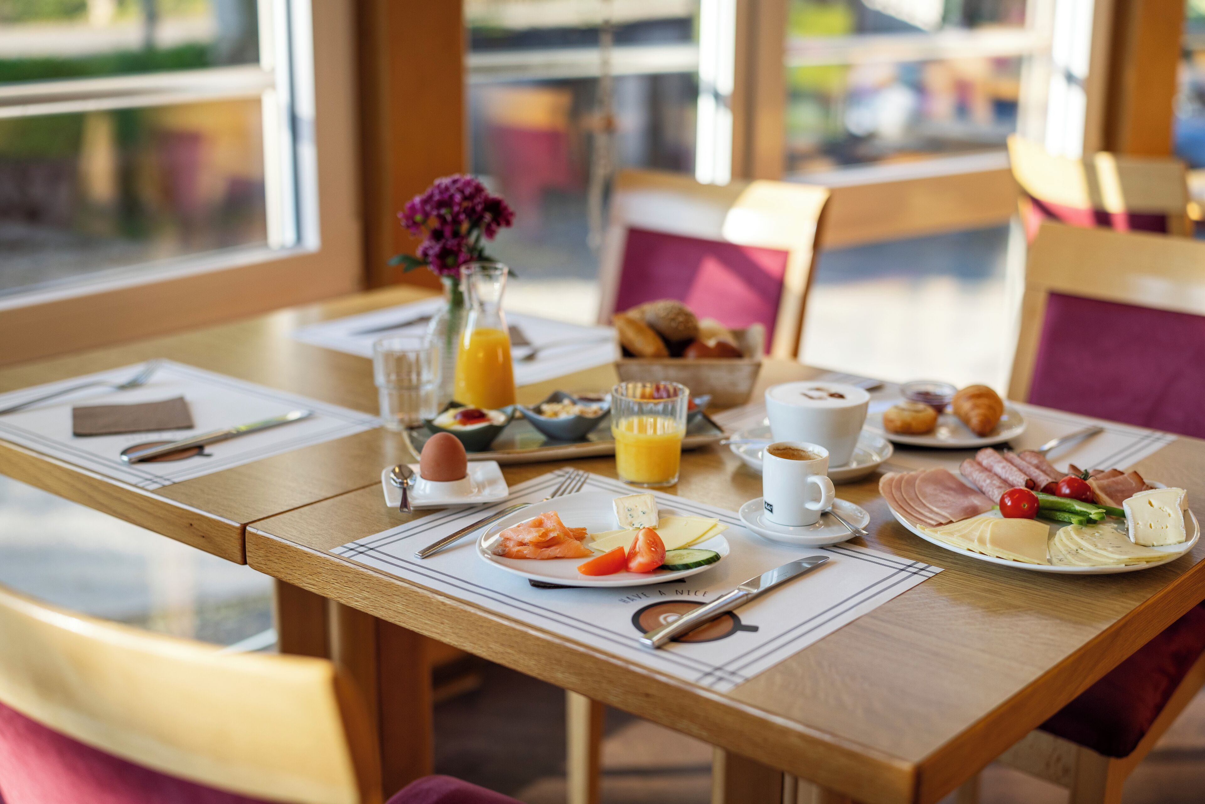 بوفيه فطور يوميًا بتكلفة قدرها (15.5 EUR للشخص)