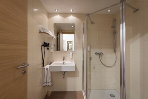 Een douche, gratis toiletartikelen, een haardroger, handdoeken