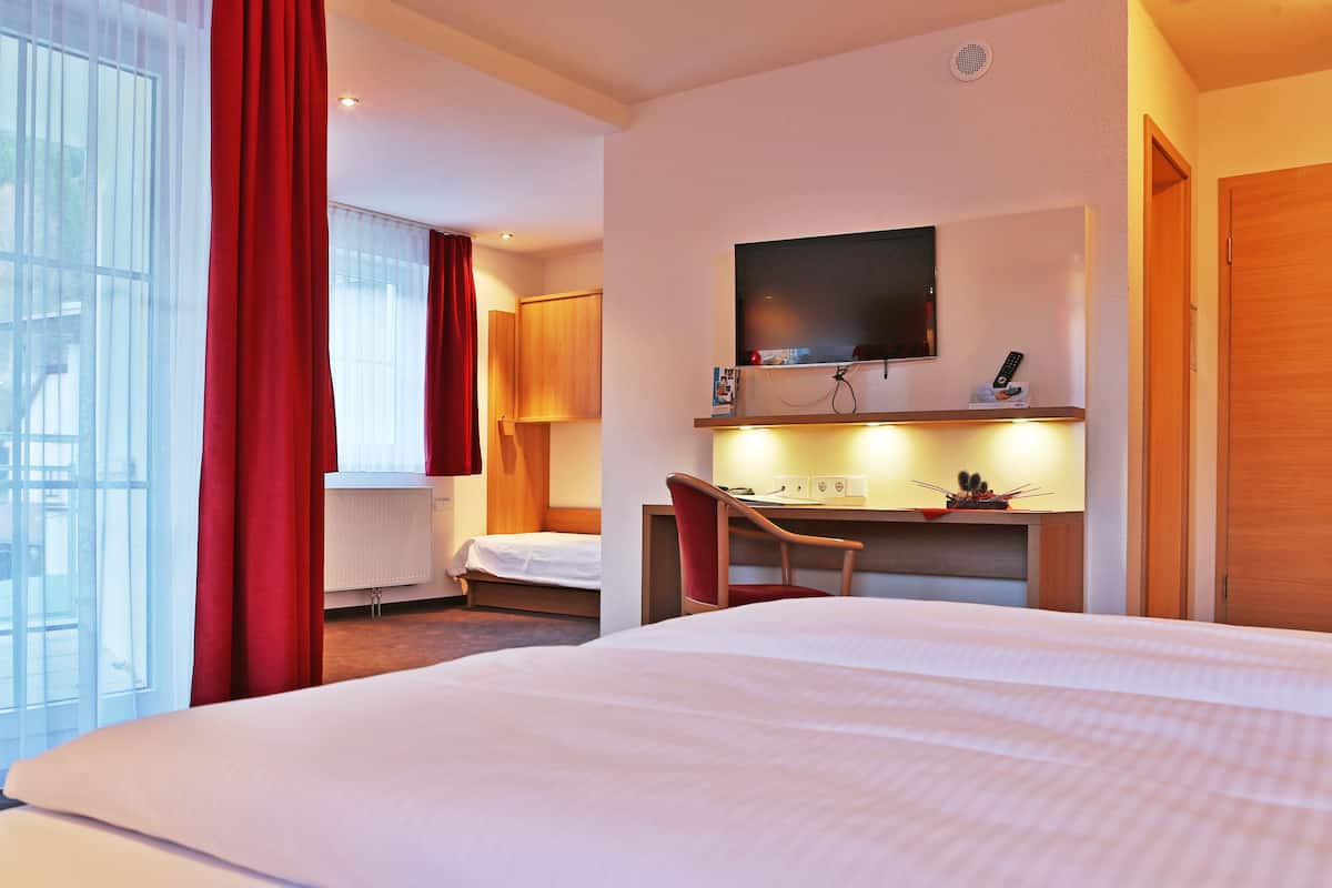 Luxe beddengoed, een kluis op de kamer, een bureau, geluiddichte muren