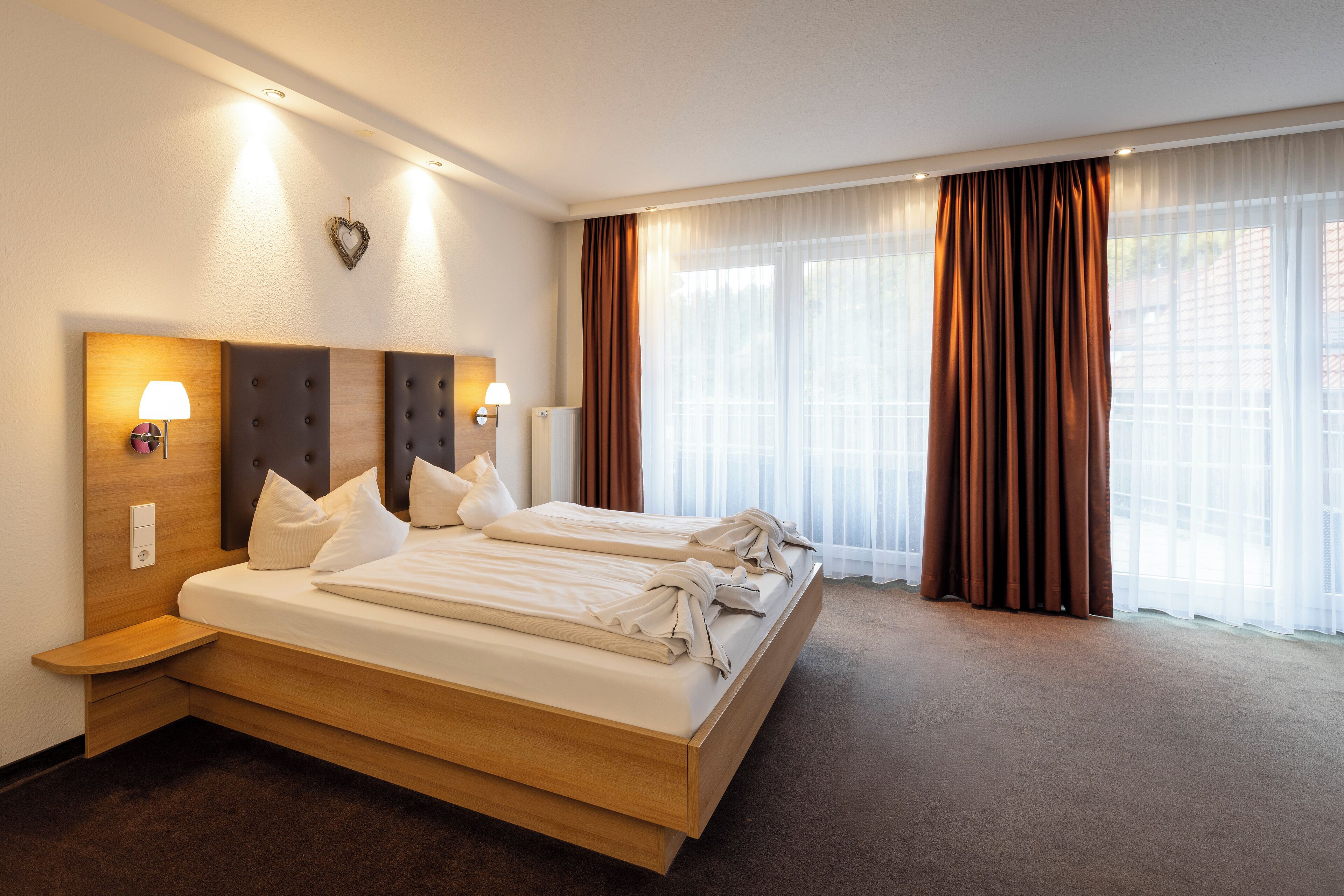 Hochwertige Bettwaren, Zimmersafe, Schreibtisch, schallisolierte Zimmer