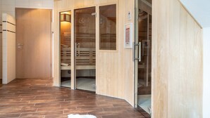 Un sauna avec des murs en bois et un sol carrelé.