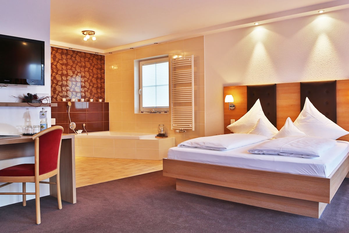 premium bedding, in-room safe, desk, soundproofing