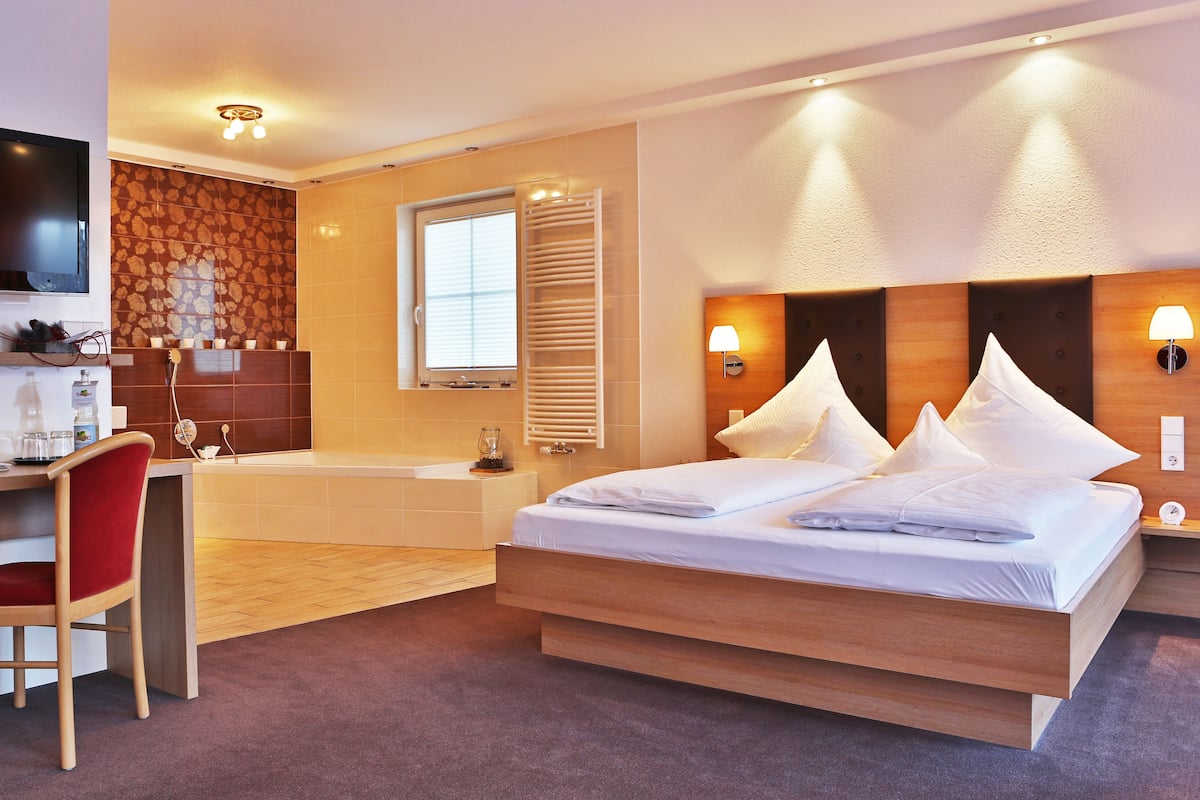 Luxe beddengoed, een kluis op de kamer, een bureau, geluiddichte muren