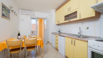 Apartment, 2 Schlafzimmer, Balkon, Meerblick (1) | Eigene Küche | Kühlschrank, Herdplatte, Wasserkocher mit Kaffee-/Teezubehör