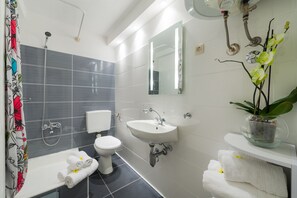 Apartment, 1 Bedroom, Terrace (4) | Bathroom | Shower, hair dryer, bidet, towels