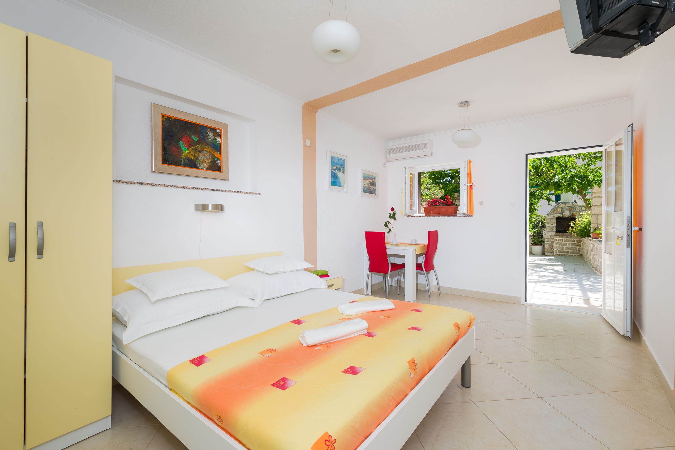 Apartment, 1 Schlafzimmer, Terrasse (4) | Schreibtisch, laptopgeeigneter Arbeitsplatz, Bügeleisen/Bügelbrett