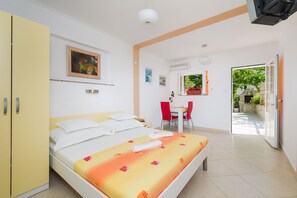 Apartment, 1 Bedroom, Terrace (4) | Desk, laptop workspace, iron/ironing board, rollaway beds