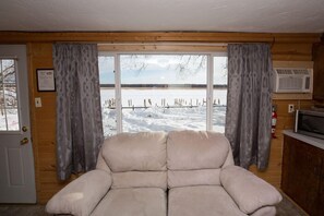 Cabaña Confort, 2 habitaciones, cocina, vistas al río (Sleeps 4) | Zona de estar | Televisión de pantalla plana de 40 pulgadas con canales por cable