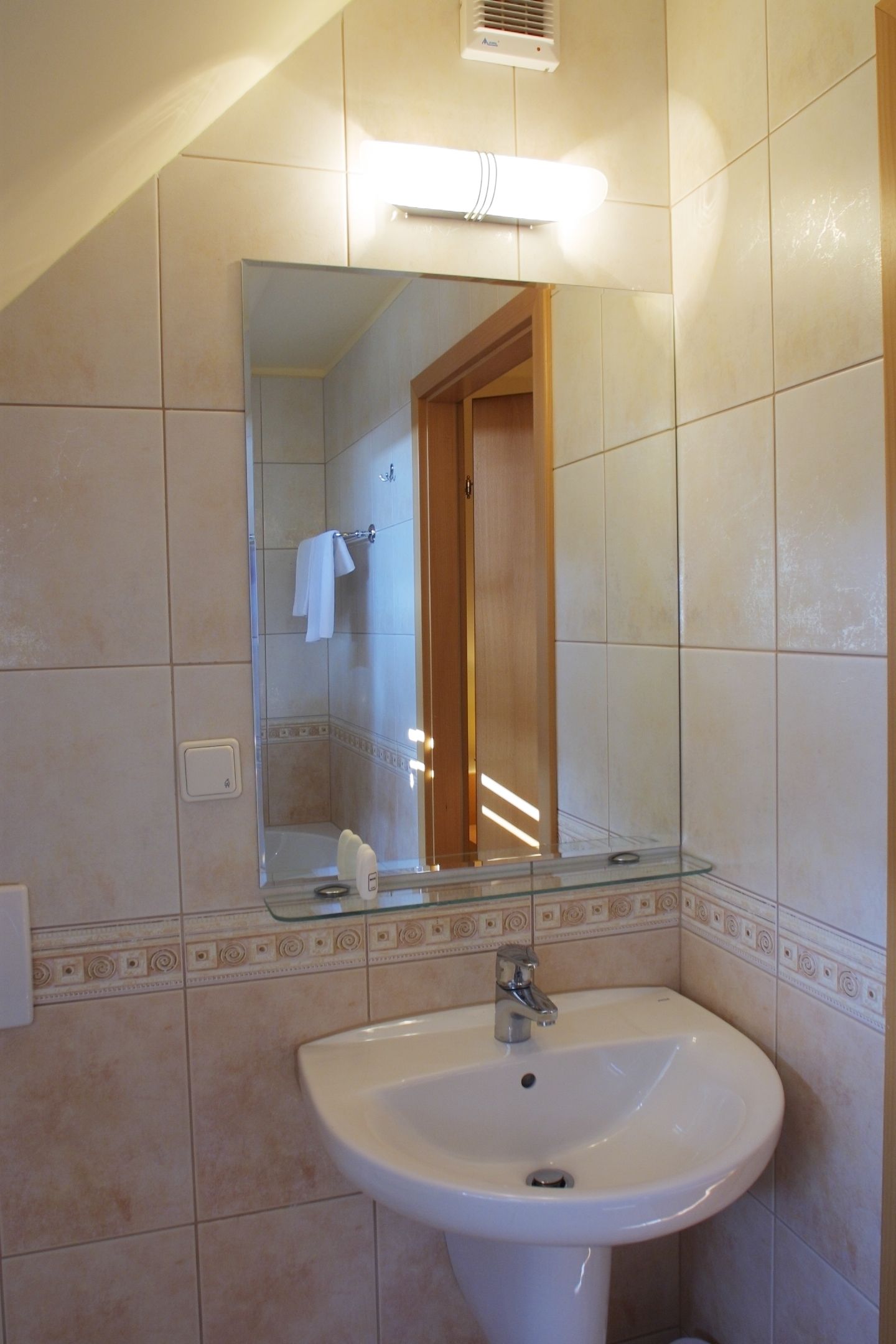 standard twin room | bathroom sink