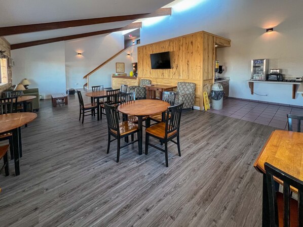 Lobby - River Bend's Walleye Inn (Baudette)