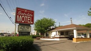 A Satellite Motel sign with amenities listed, including phones, fridges, AC, WIFI, cable TV, and senior discounts. - Satelite Motel (Sault Ste. Marie)
