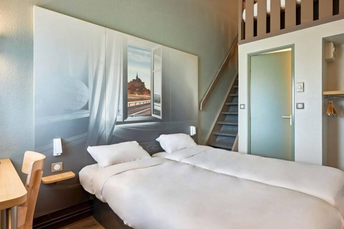 Premium bedding, desk, soundproofing, free WiFi