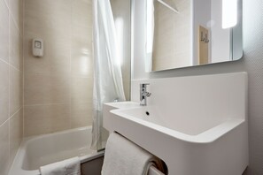 Een douche, handdoeken