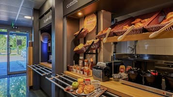 Bữa sáng buffet hàng ngày với phụ phí nhỏ