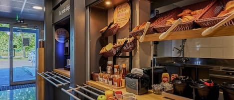 Petit déjeuner buffet servi tous les jours en supplément