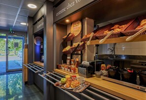 Petit déjeuner buffet servi tous les jours en supplément