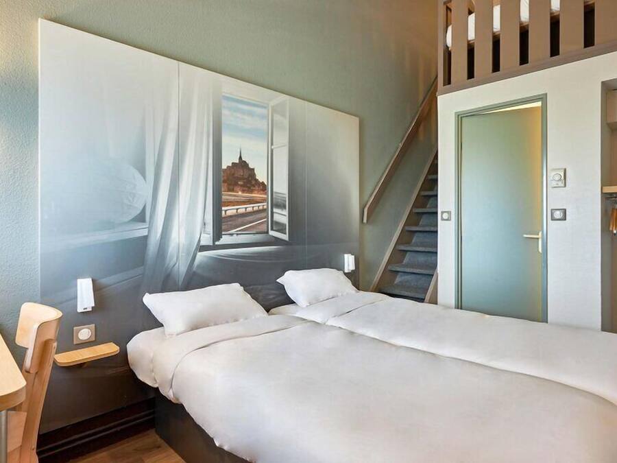 Premium bedding, desk, soundproofing, free WiFi