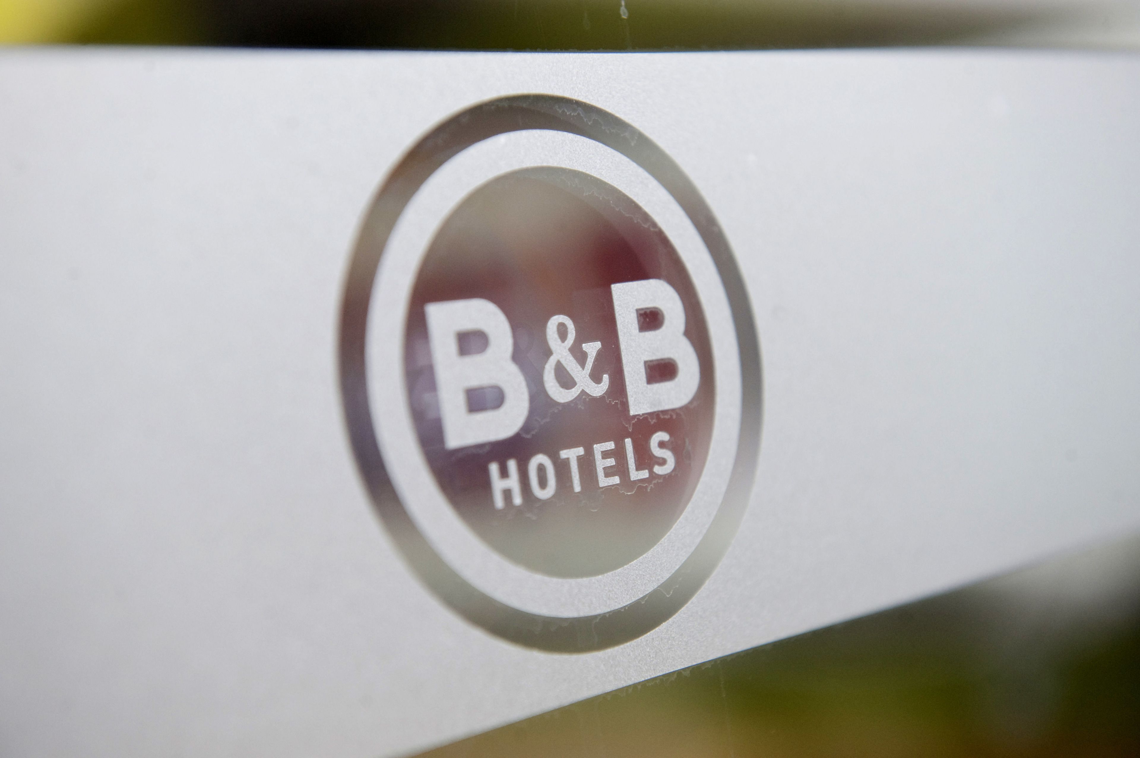 Das Logo von B&B Hotels auf einer weißen Fläche.
