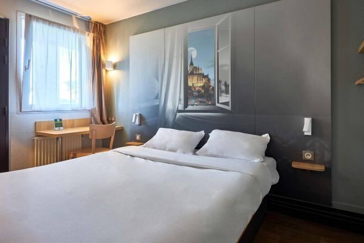 Ropa de cama de alta calidad, escritorio y sistema de insonorización