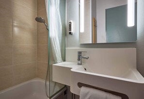 Shower, towels - B&B HOTEL Avranches Baie du Mont Saint-Michel (Le Val-Saint-Pere)