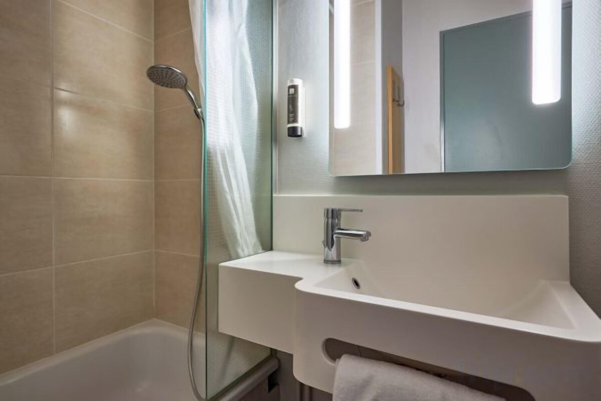 Shower, towels