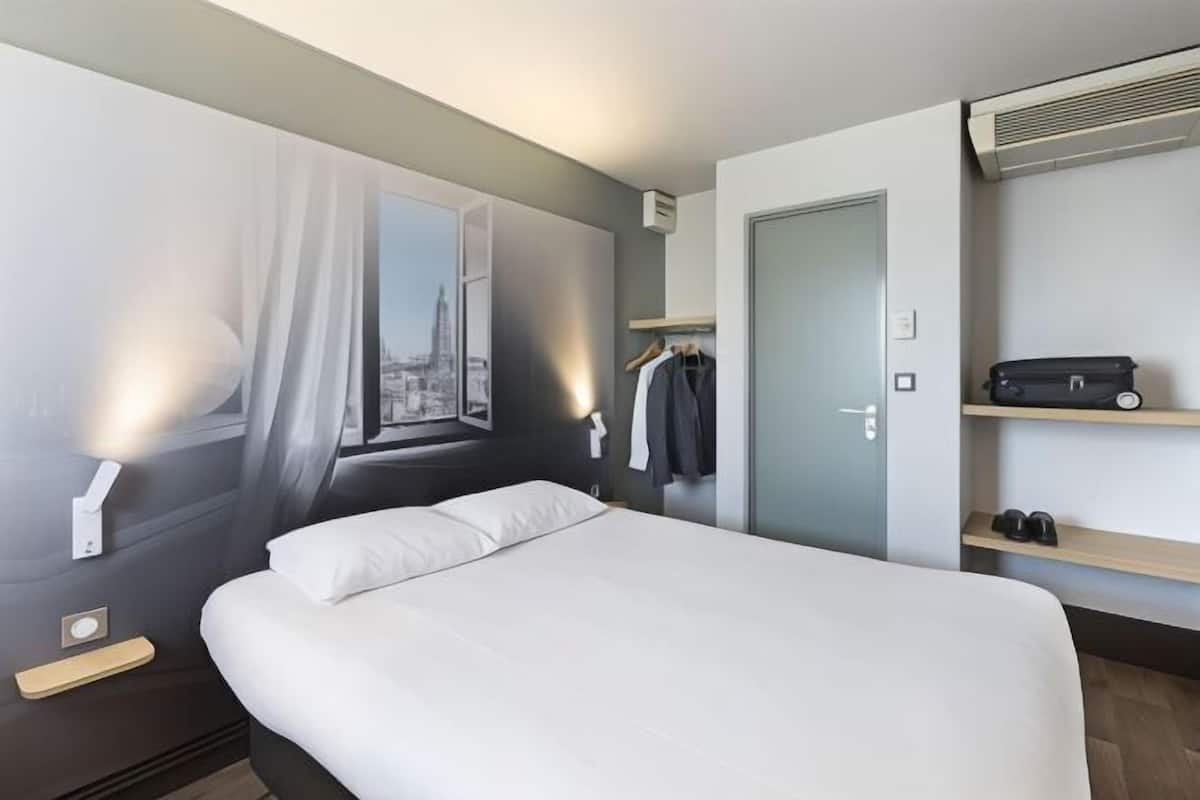 Premium bedding, desk, soundproofing, free WiFi