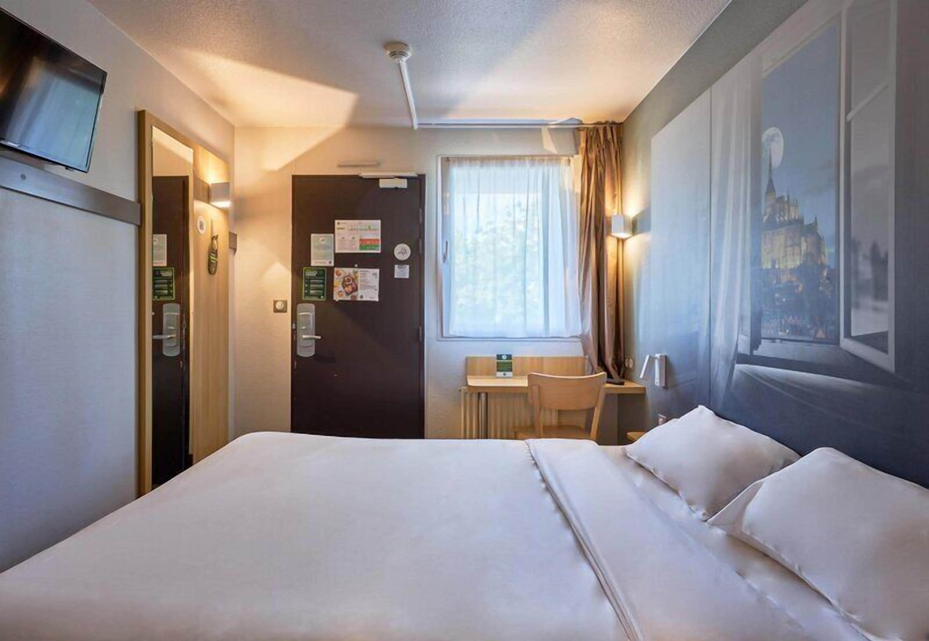 Vierpersoonskamer, niet-roken | Luxe beddengoed, een bureau, geluiddichte muren, gratis wifi