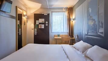 Vierpersoonskamer, niet-roken | Luxe beddengoed, een bureau, geluiddichte muren, gratis wifi