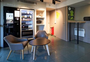 Coin salon dans le hall