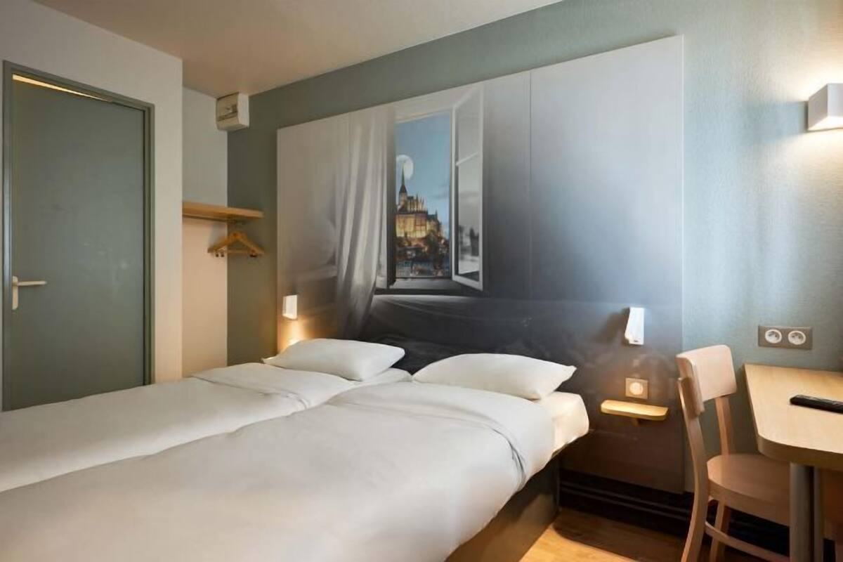 Ropa de cama de alta calidad, escritorio y sistema de insonorización