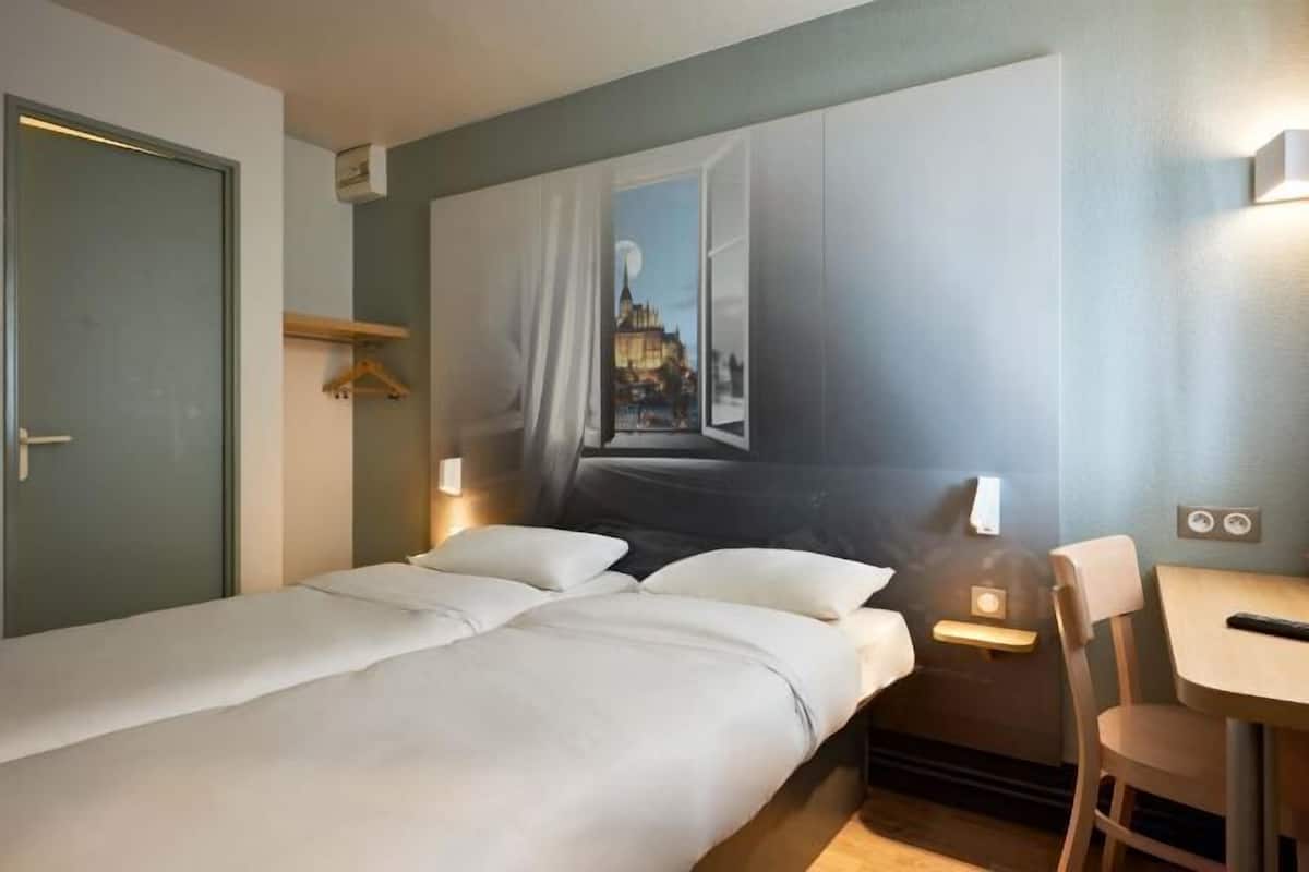 Premium bedding, desk, soundproofing, free WiFi