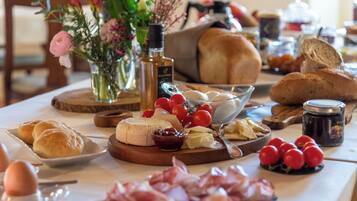 Café da manhã com buffet grátis todos os dias