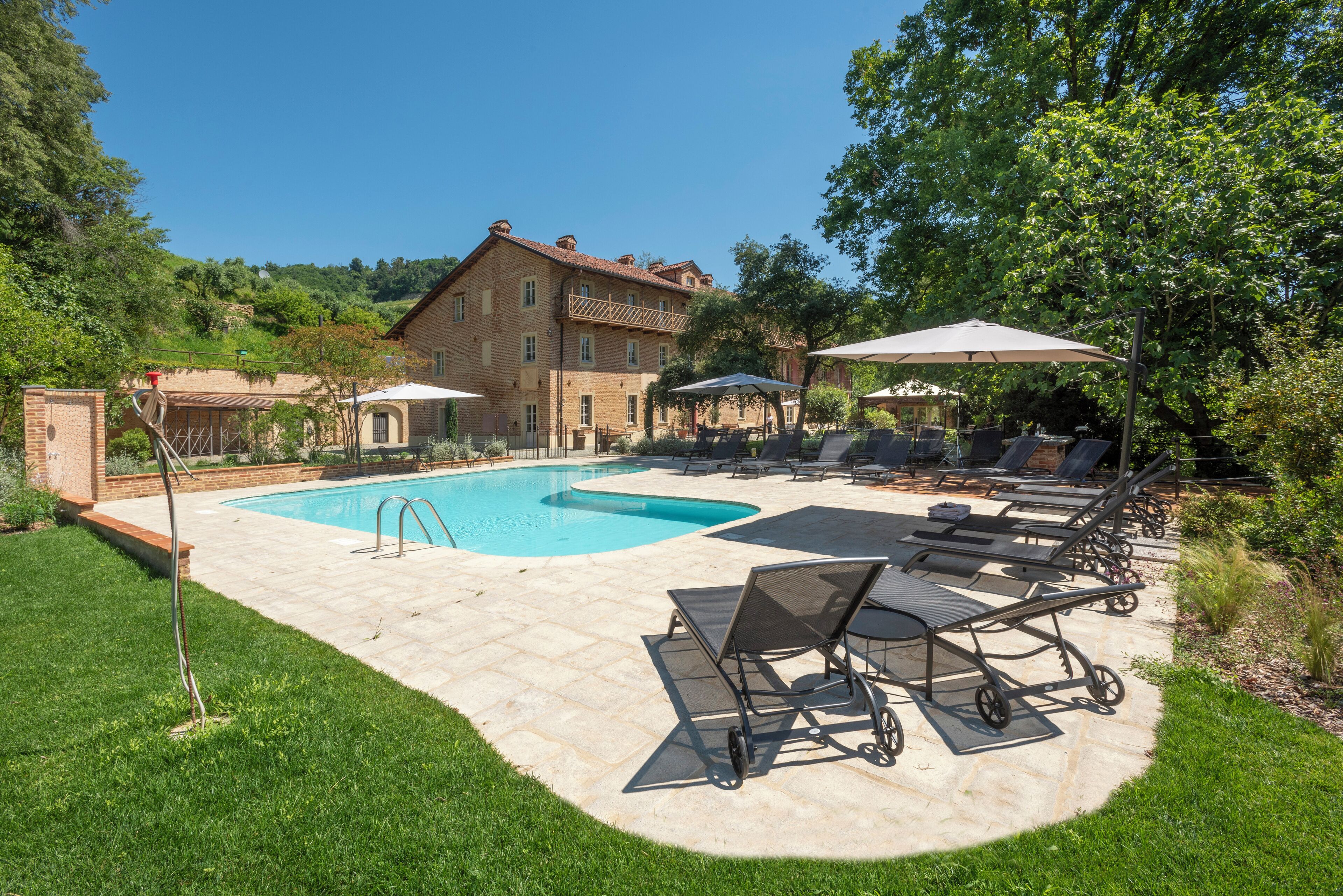 Alberca al aire libre, acceso de 09:00 a 19:00, y camastros 