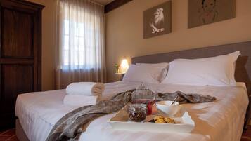 Habitación doble Deluxe | Ropa de cama de alta calidad, edredón y minibar