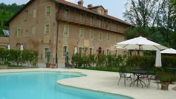 Outdoor pool, open 9:00 AM to 7:00 PM, sun loungers