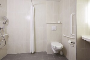 Habitación doble, accesible para personas con discapacidad, no fumadores | Baño | Ducha y toallas