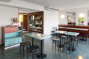 Petit déjeuner buffet servi tous les jours en supplément