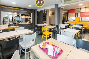 Petit déjeuner buffet servi tous les jours en supplément