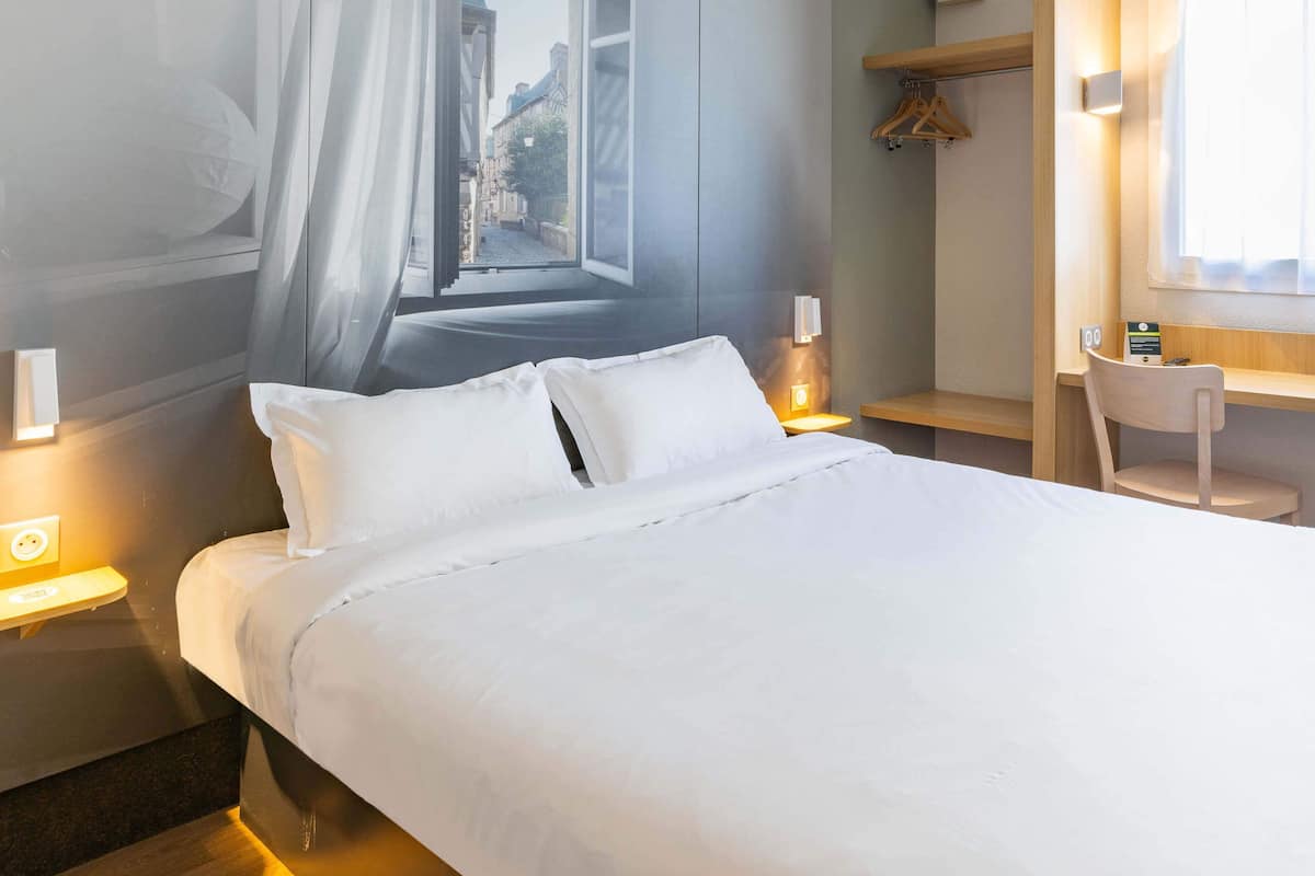 Kamar Double, Bebas Asap Rokok | Seprai premium, meja kerja, kedap suara, dan Wi-Fi gratis