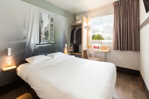 Premium bedding, desk, soundproofing, free WiFi