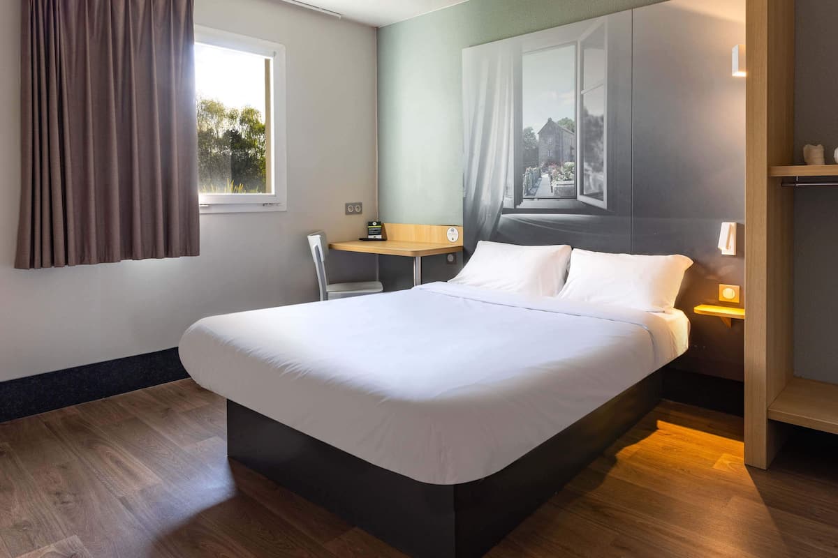Kamar Double, difabel mobilitas, Bebas Asap Rokok | Seprai premium, meja kerja, kedap suara, dan Wi-Fi gratis