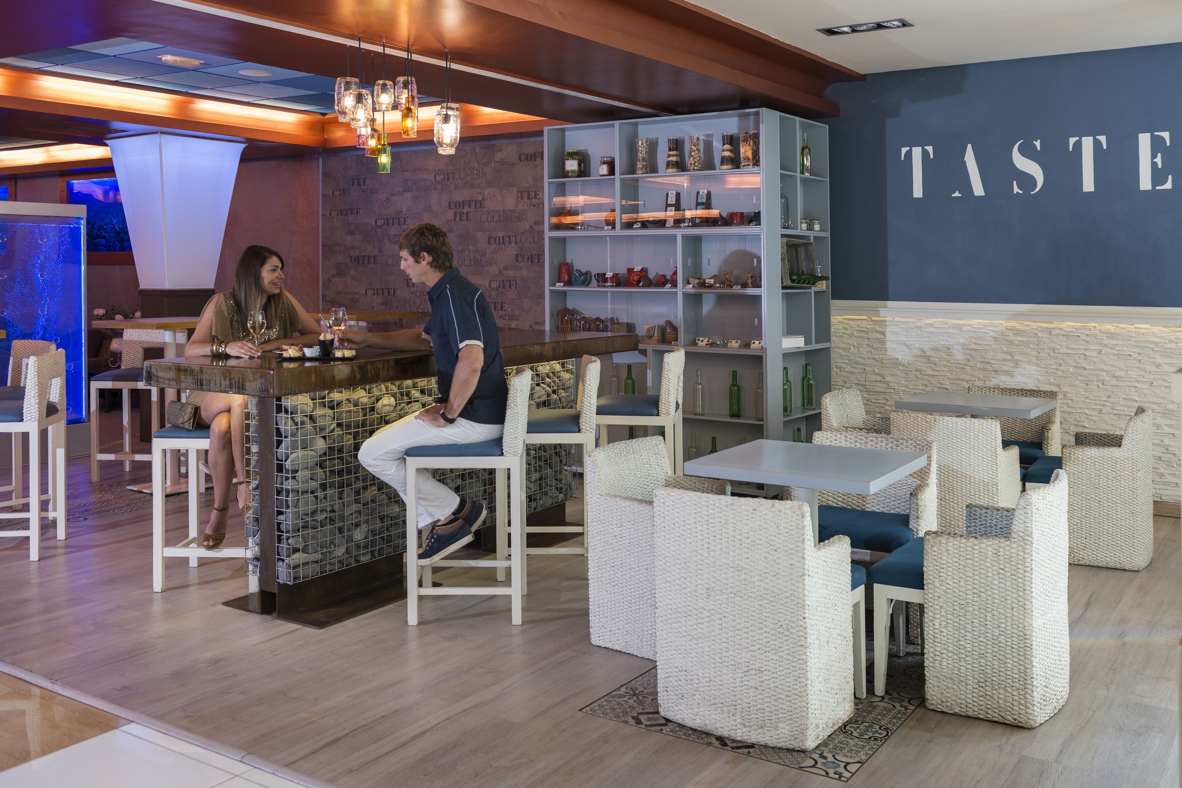 3 bars/lounges, poolside bar