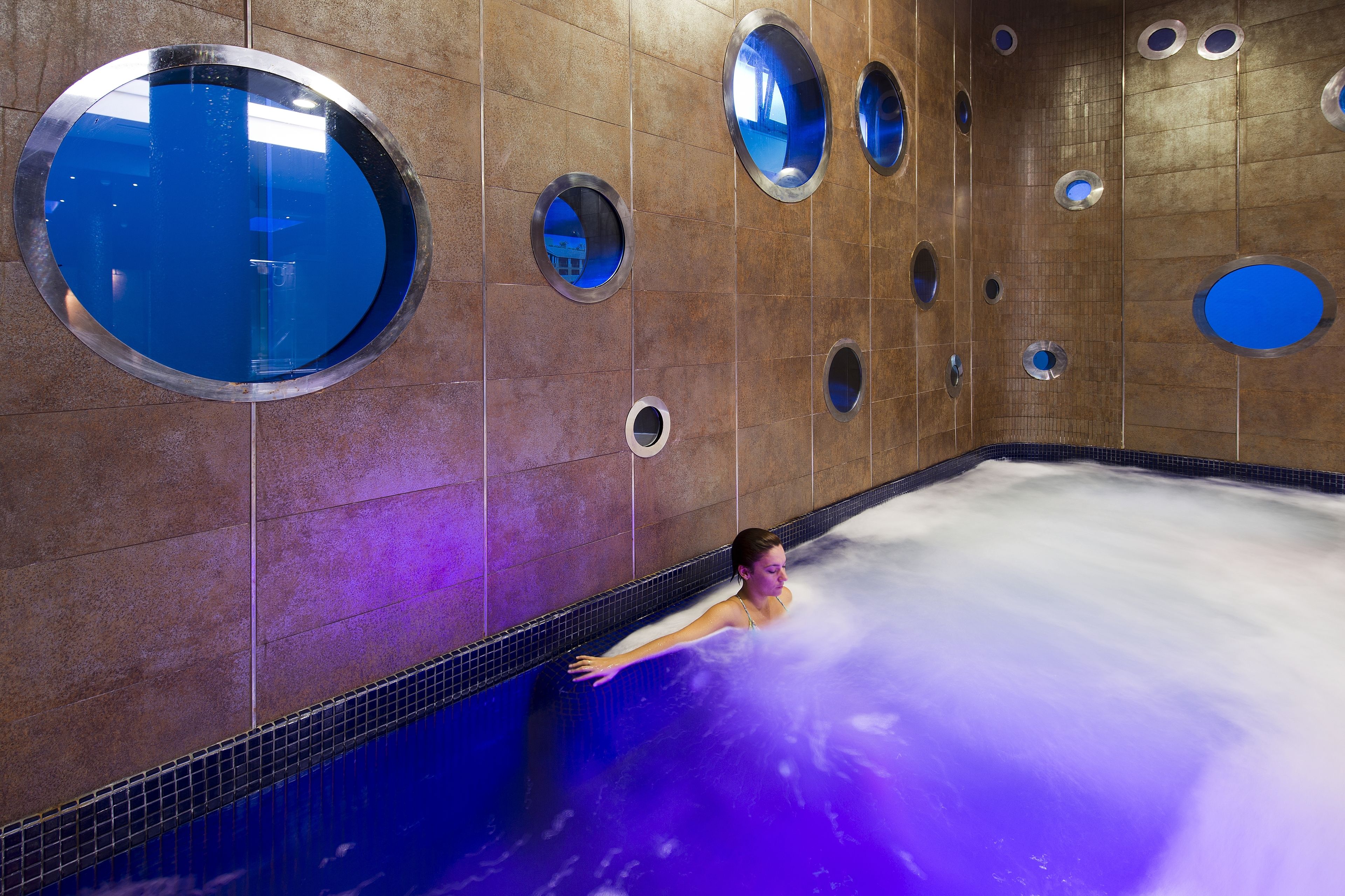 2 outdoor pools, pool umbrellas, pool loungers