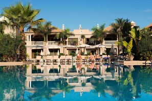 2 outdoor pools, pool umbrellas, sun loungers - Marylanza Suites & Spa (Arona)