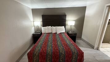 Escritorio, espacio para trabajar con laptop y cortinas blackout