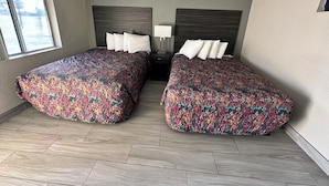 Kamar Standar, 2 Tempat Tidur Queen, Bebas Asap Rokok | Meja kerja, ruang kerja ramah laptop, dan tirai kedap cahaya